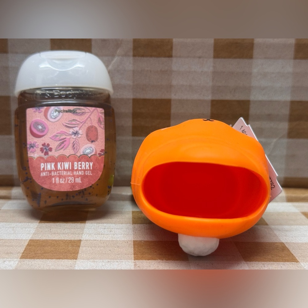 NWT B&BW Easter Bunny Carrot Pocketbac keychain sanitizer holder & 1 NEW Refill - Picture 5 of 5